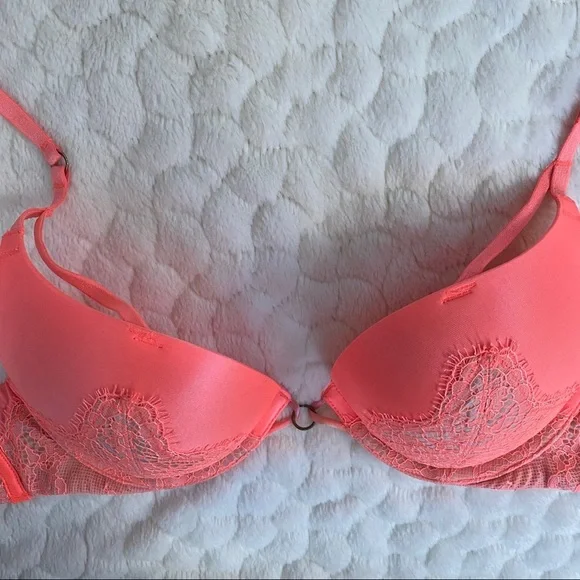 Victoria Secret Bombshell Lace Plunge Push Up Bra